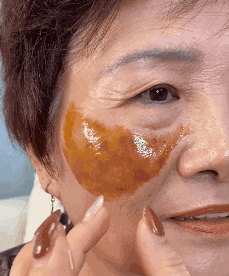 10-9-杨新育-1104470SL-两周吸走黑斑淡斑抗皱面膜_12.gif